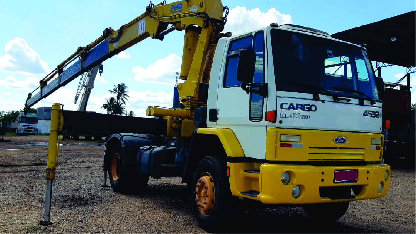 Caminhão articulado de três eixos