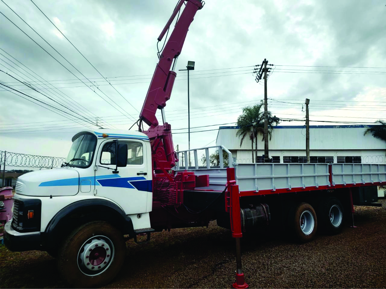 CAMINHÃO  MB TRUCK - TRAÇADO - MOD. 2220 - GUINDASTE ARTICULADO HIDRAUGUINCHO MOD. 25.000